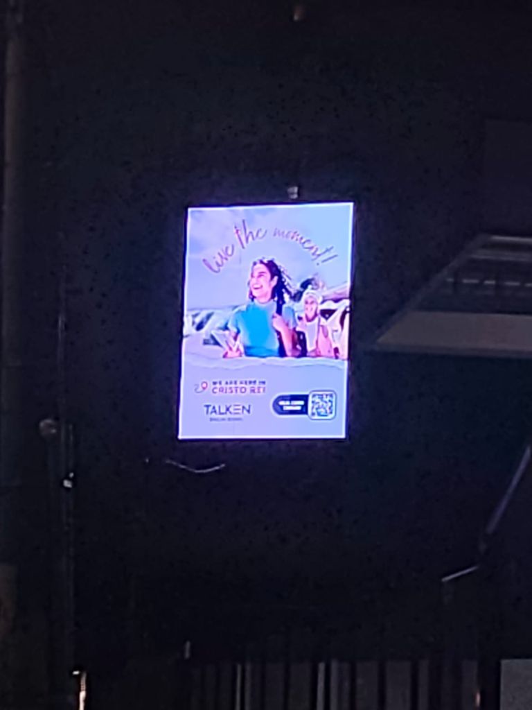 Videowall 2x2 instalado em sala cinza em teste de configuração