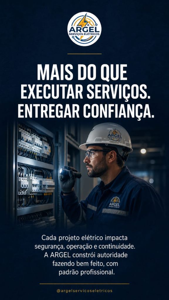 Técnico Argel inspecionando painel elétrico com capacete e uniforme