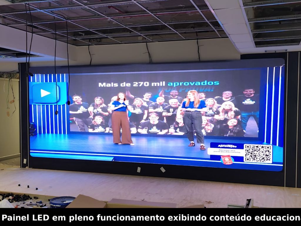 Painel LED em funcionamento exibindo conteúdo educacional