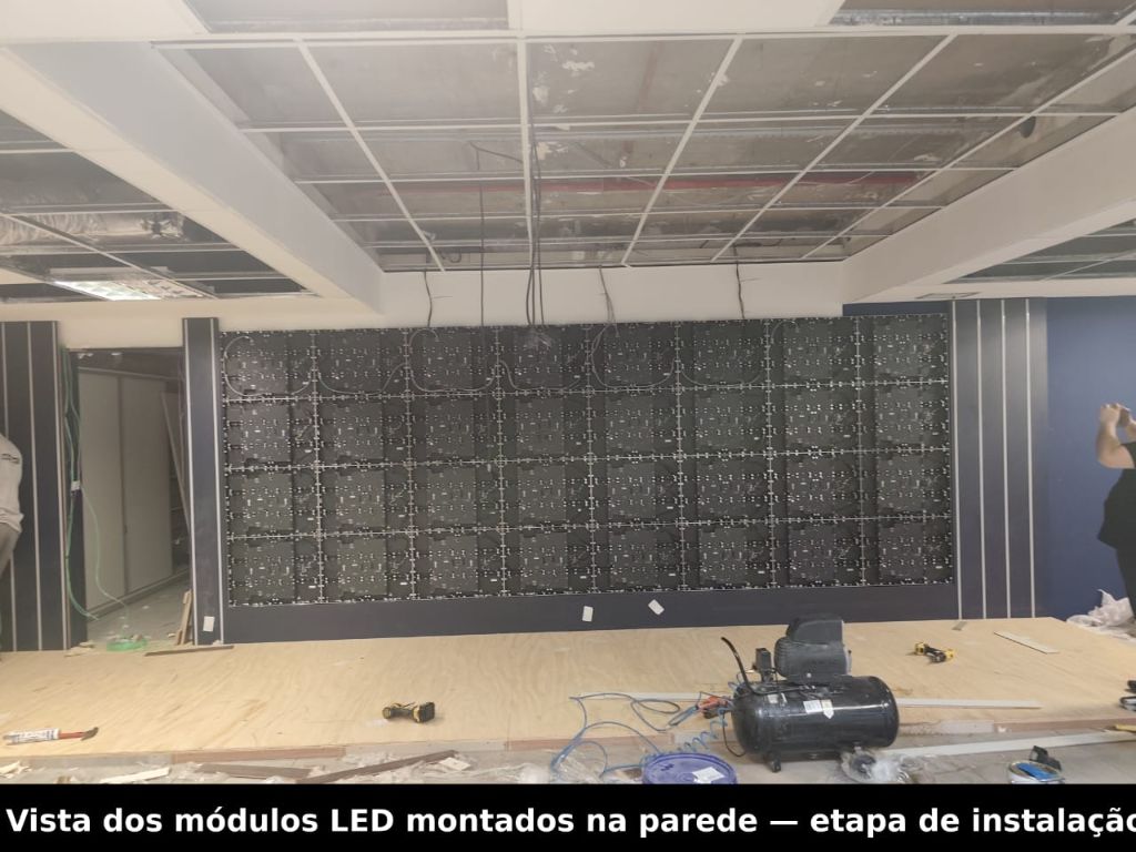 Módulos LED montados na parede em etapa de instalação