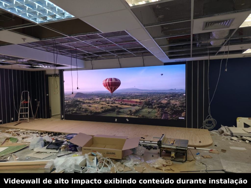 Videowall exibindo conteúdo em fase de instalação