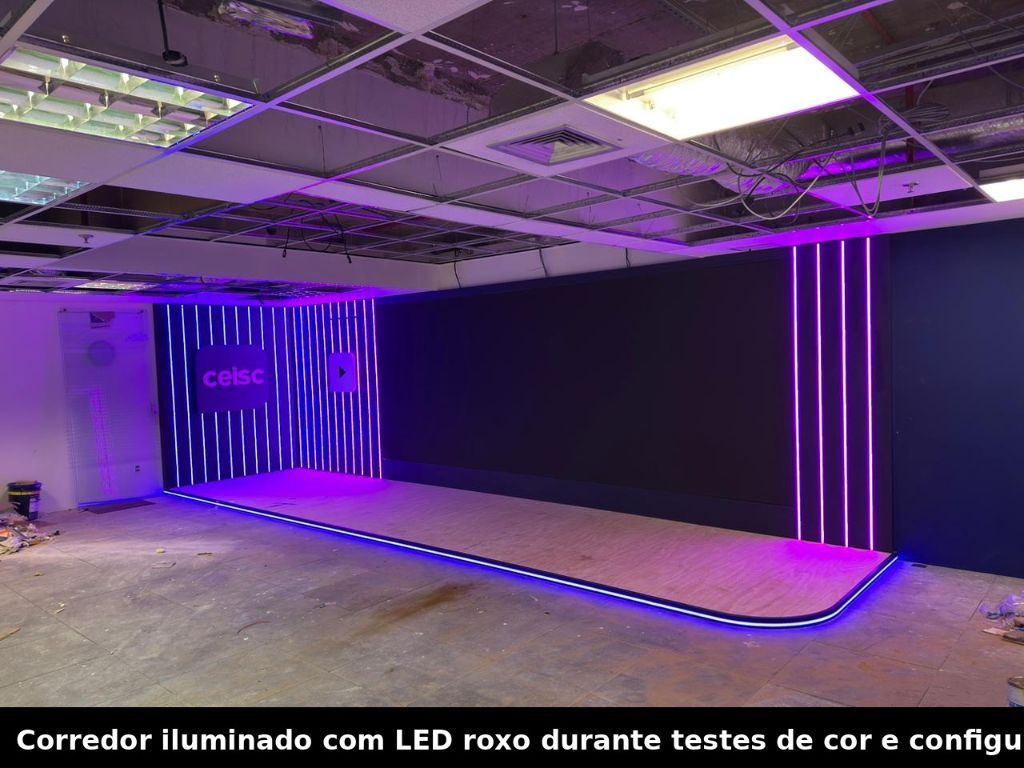 Corredor do estúdio CEISC iluminado com LED roxo durante testes