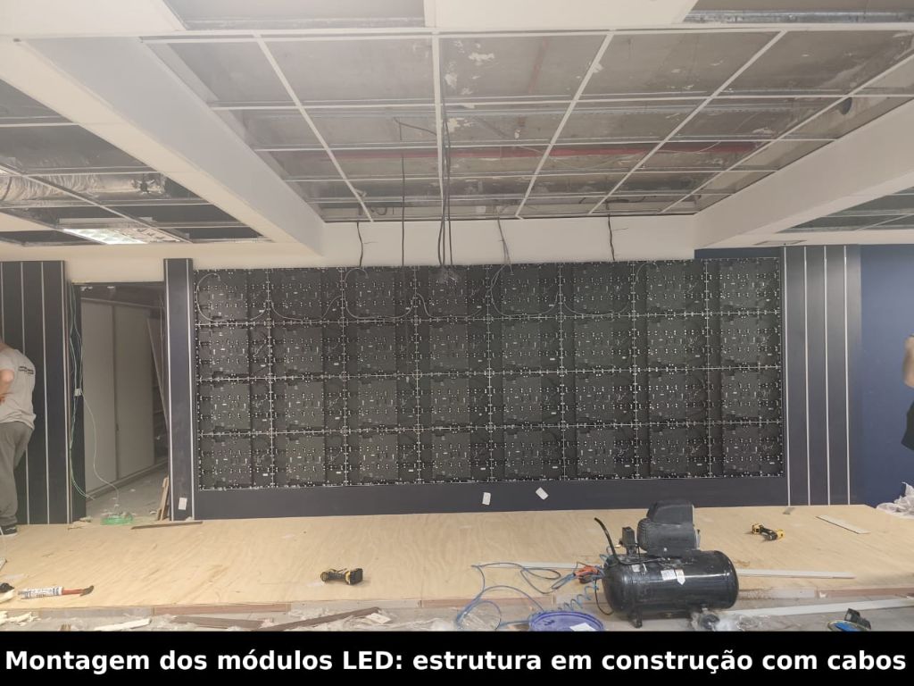Estrutura de módulos LED em construção com cabos aparentes