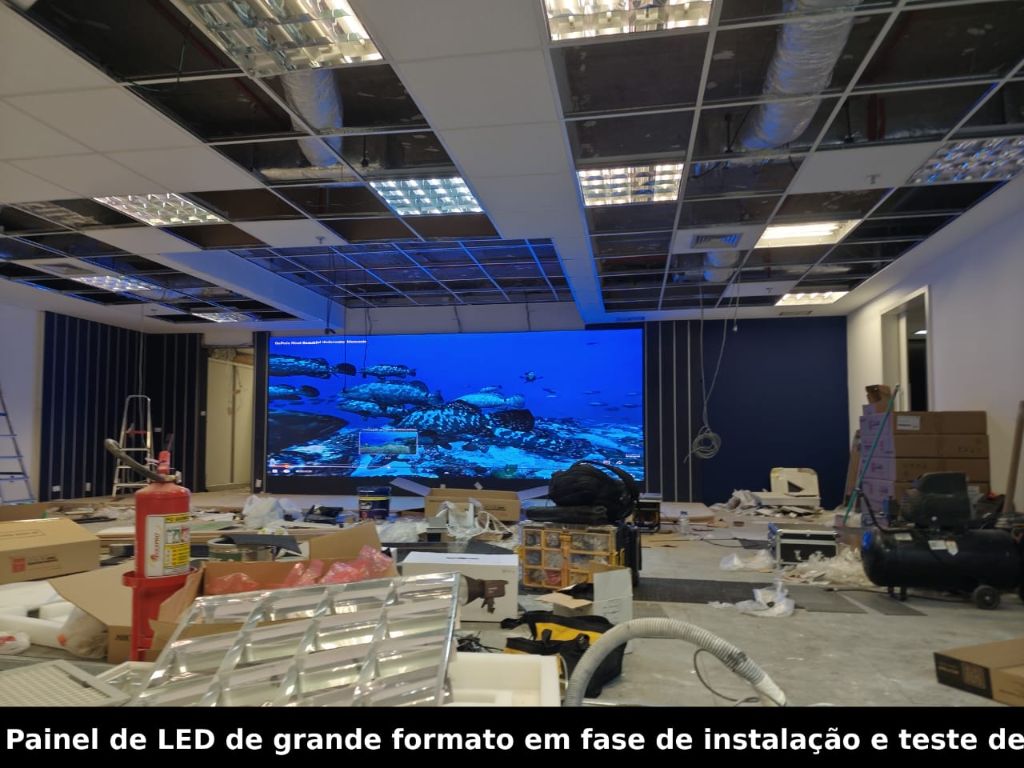 Painel LED de grande formato com balão exibido durante teste
