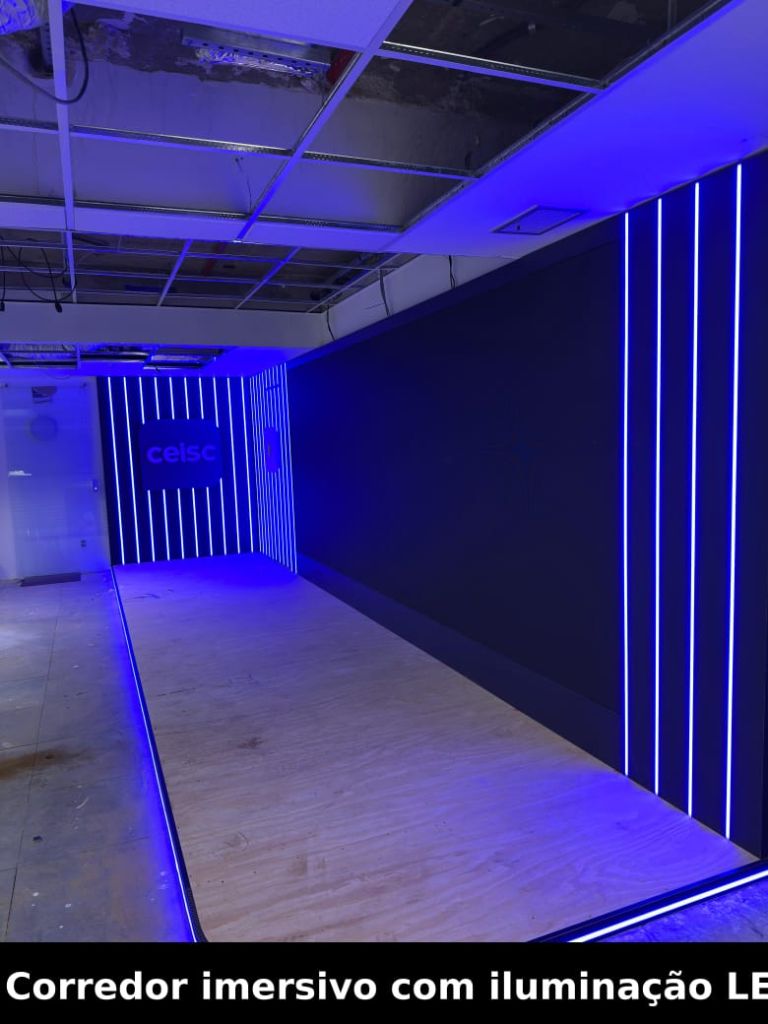 Corredor imersivo com iluminação LED azul no estúdio CEISC